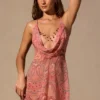 Isalyn minijurk met cowl-hals en diep decolleté in paisleyprint