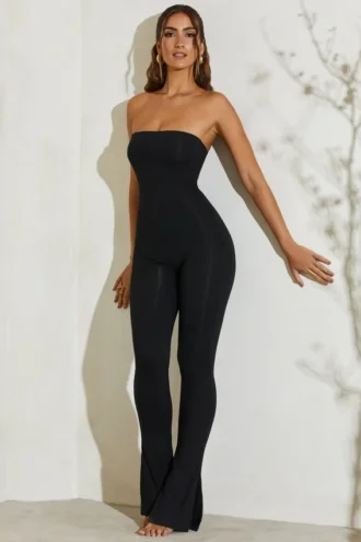 Jamila strapless jumpsuit met uitlopende zoom in zwart