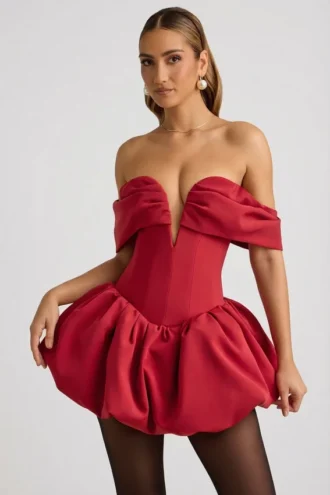 Jessamy minijurk met off-shoulder, gelaagde bubbelzoom en korset in True Red