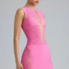 Gracie versierde top met vetersluiting en hoge hals in bubblegumroze