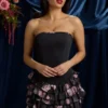 Juliet strapless minijurk met ruches en gelaagde korset in zwart met bloemenprint