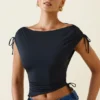Kaede asymmetrische gerimpelde crop top met cowl-rug in zwart