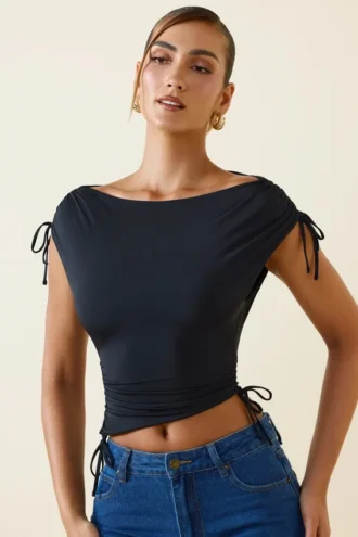 Kaede asymmetrische gerimpelde crop top met cowl-rug in zwart