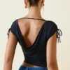 Kaede asymmetrische gerimpelde crop top met cowl-rug in zwart