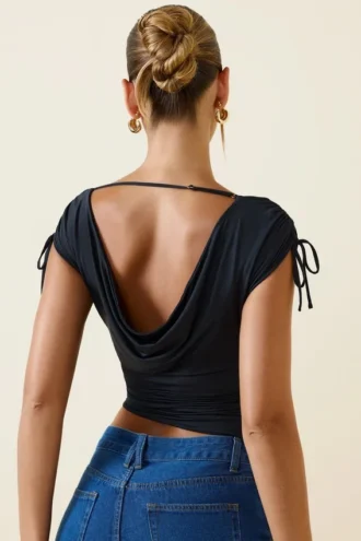 Kaede asymmetrische gerimpelde crop top met cowl-rug in zwart