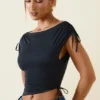 Kaede asymmetrische gerimpelde crop top met cowl-rug in zwart