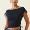 Kaede asymmetrische gerimpelde crop top met cowl-rug in zwart