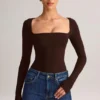 Kaia Modal top met lange mouwen en vierkante hals in chocoladebruin
