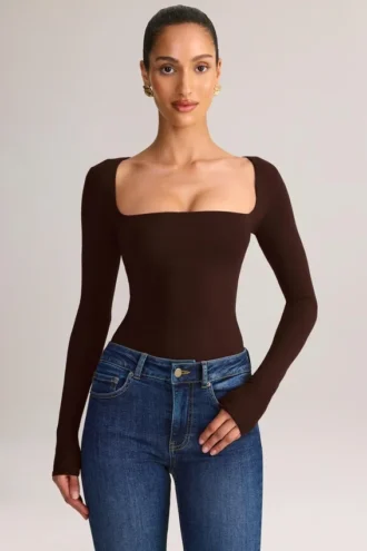 Kaia Modal top met lange mouwen en vierkante hals in chocoladebruin
