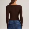 Kaia Modal top met lange mouwen en vierkante hals in chocoladebruin