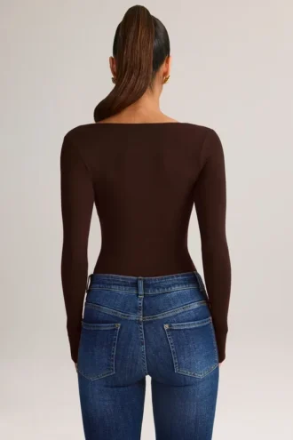 Kaia Modal top met lange mouwen en vierkante hals in chocoladebruin