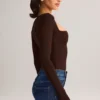Kaia Modal top met lange mouwen en vierkante hals in chocoladebruin
