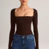 Kaia Modal top met lange mouwen en vierkante hals in chocoladebruin