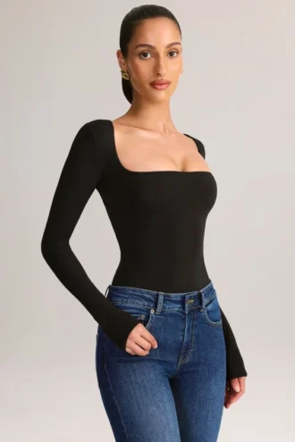 Kaia Modal top met vierkante hals en lange mouwen in zwart