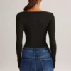 Kaia Modal top met vierkante hals en lange mouwen in zwart