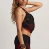 Keika halternek crop top met cowl in rood met wazige print
