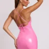Kendall vinyl minijurk met strik aan de achterkant en ronde hals in roze