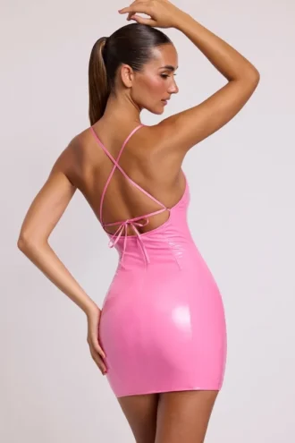 Kendall vinyl minijurk met strik aan de achterkant en ronde hals in roze