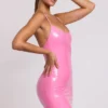 Kendall vinyl minijurk met strik aan de achterkant en ronde hals in roze