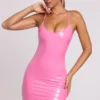 Kendall vinyl minijurk met strik aan de achterkant en ronde hals in roze