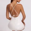 Kendall vinyl minijurk met strik aan de achterkant en ronde hals in wit