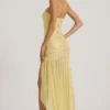 Kerra semi-transparante, versierde asymmetrische maxi-jurk in geel