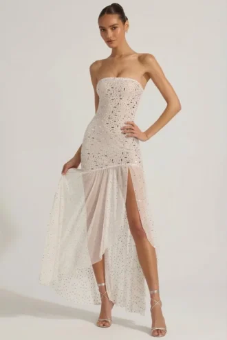 Kerra semi-transparante, versierde asymmetrische maxi-jurk in wit