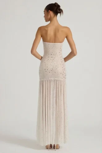 Kerra semi-transparante, versierde asymmetrische maxi-jurk in wit