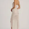 Kerra semi-transparante, versierde asymmetrische maxi-jurk in wit Kerra semi-transparante, versierde asymmetrische maxi-jurk in wit