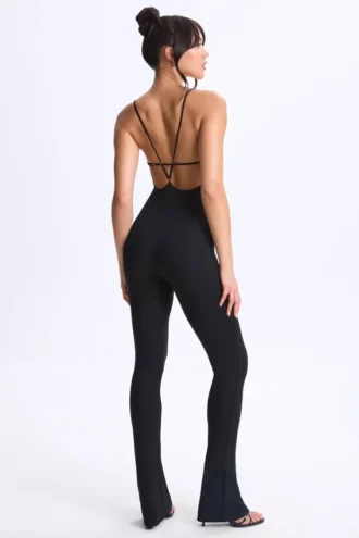 Kiki Modal Plunge Open-Back Flared Jumpsuit in zwart