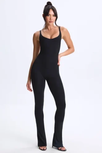 Kiki Modal Plunge Open-Back Flared Jumpsuit in zwart