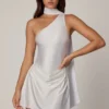 Kiraz asymmetrische minijurk met sjaaldetail in wit