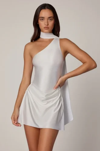 Kiraz asymmetrische minijurk met sjaaldetail in wit