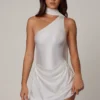 Kiraz asymmetrische minijurk met sjaaldetail in wit