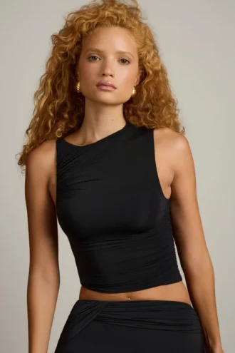 Kirbie asymmetrische tanktop met ruches in zwart