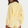 Korte gebreide cardigan met knopen in zachtgeel
