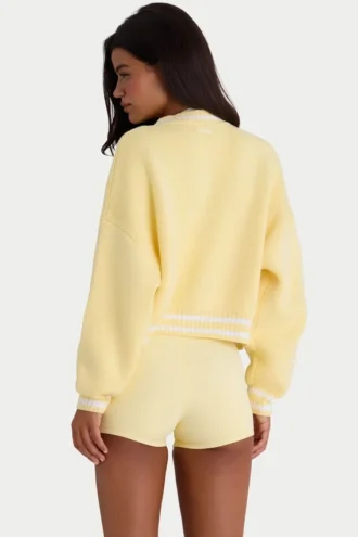 Korte gebreide cardigan met knopen in zachtgeel