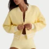 Korte gebreide cardigan met knopen in zachtgeel