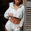 Korte Shorts met middelhoge taille en knoopdetails in lichtgrijs