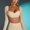 La Desirade versierde crop top met col in zandkleur