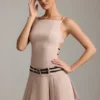 Leilani minijurk met riem en open rug in Mushroom