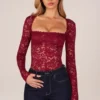 Letizia body met lange mouwen en kant in kersenrood