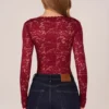 Letizia body met lange mouwen en kant in kersenrood