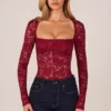 Letizia body met lange mouwen en kant in kersenrood
