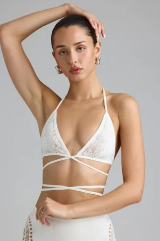 Liberty versierde bikinitop met gekruiste bandjes in ivoor