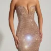 Lucile versierde strapless plunge-jurk in amandel