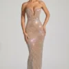 Lucile versierde strapless plunge-jurk in amandel