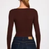 Luisa geribbelde modale top met ruches en lange mouwen in chocoladebruin