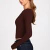 Luisa geribbelde modale top met ruches en lange mouwen in chocoladebruin