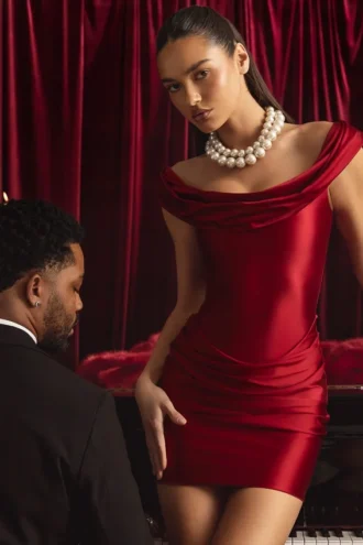 Maeve satijnen off-shoulder gedrapeerde minijurk in True Red